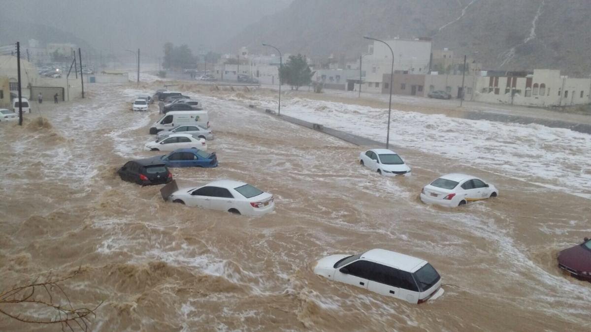 جريدة الرؤية العمانية تحذر .. أمطار غزيرة على المحافظات الشمالية وسواحل بحر عُمان